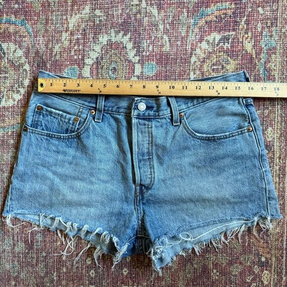 Levi’s 501 Denim Frayed Hem Women Shorts size 31 Button Fly - Picture 2 of 9